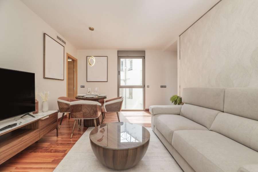 Un salon moderne et élégant parfaitement aménagé pour une location meublée de qualité.