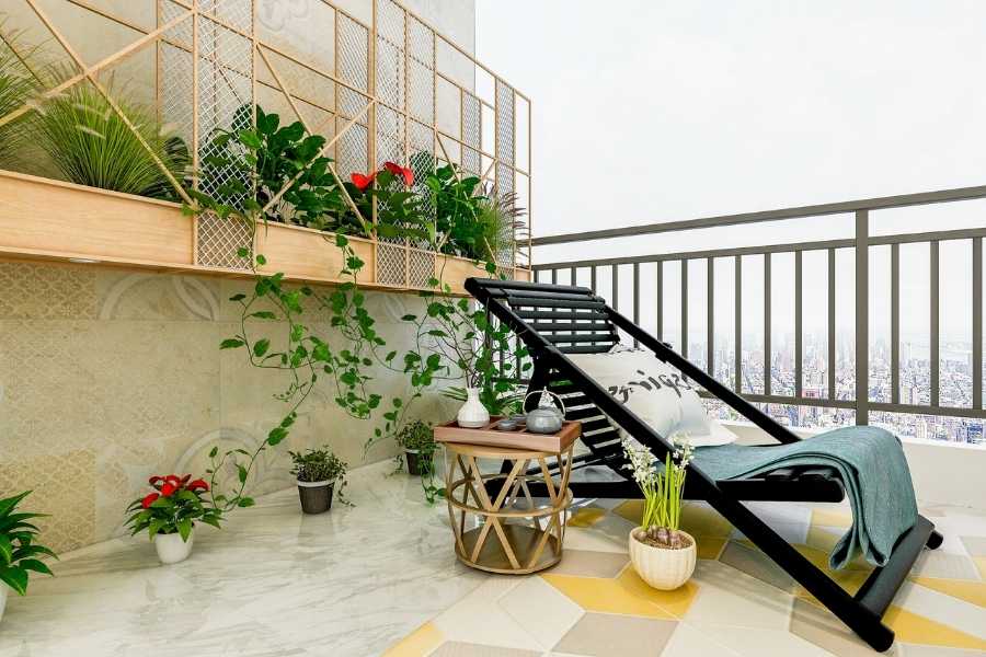 Un balcon lumineux en hauteur avec une chaise longue noire et des plantes résistantes au vent disposées dans des jardinières murales.
